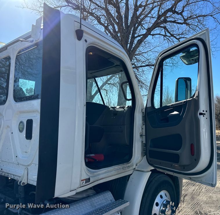 image for item NJ9388 2016 Freightliner  Cascadia semi truck