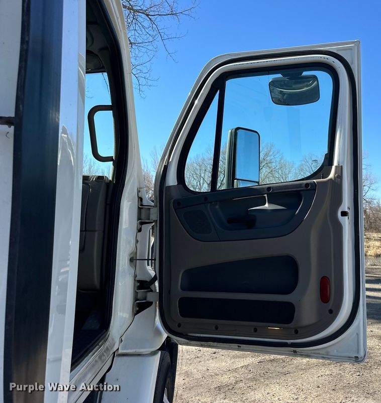 image for item NJ9388 2016 Freightliner  Cascadia semi truck