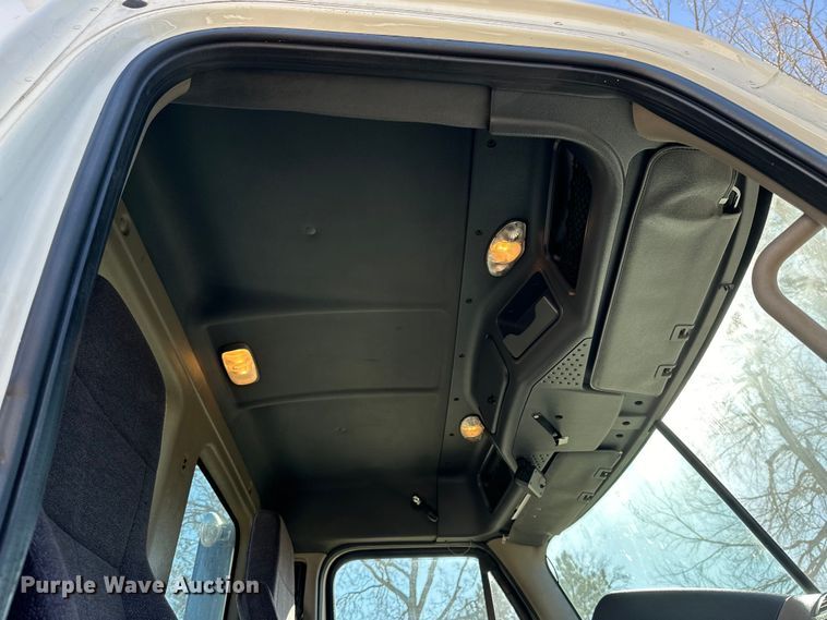 image for item NJ9388 2016 Freightliner  Cascadia semi truck