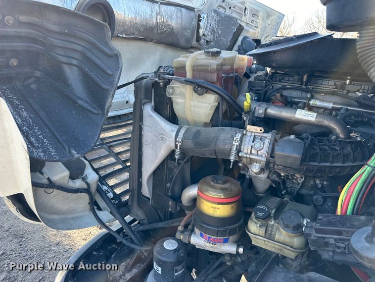 image for item NJ9388 2016 Freightliner  Cascadia semi truck