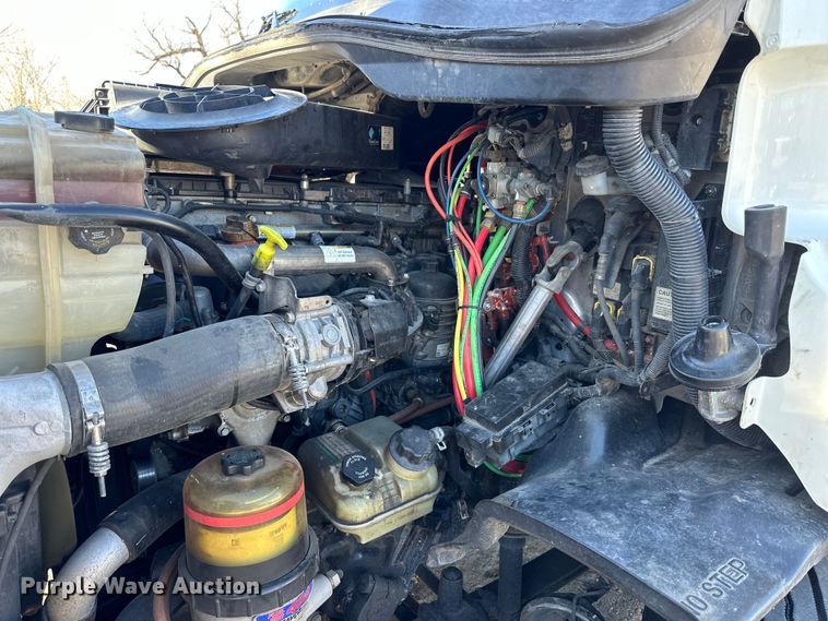 image for item NJ9388 2016 Freightliner  Cascadia semi truck