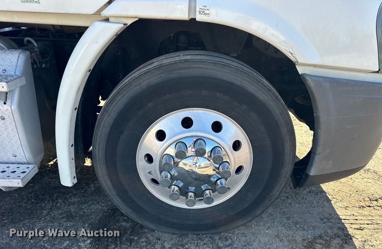 image for item NJ9388 2016 Freightliner  Cascadia semi truck