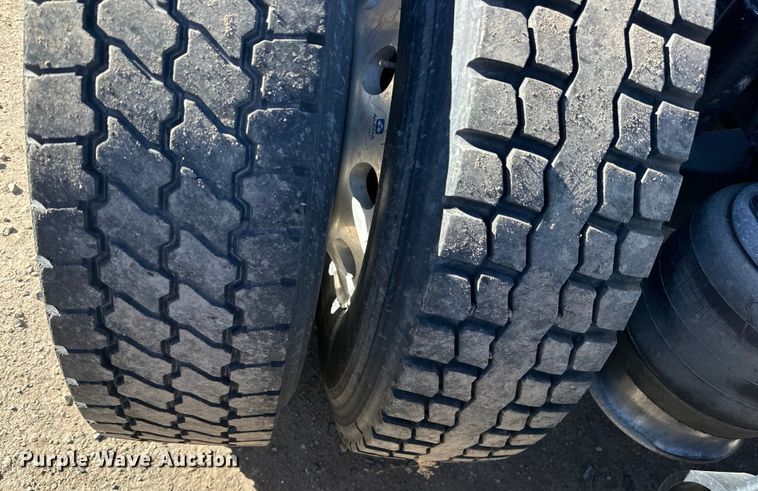 image for item NJ9388 2016 Freightliner  Cascadia semi truck