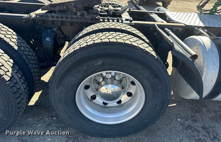 image for item NJ9388 2016 Freightliner  Cascadia semi truck