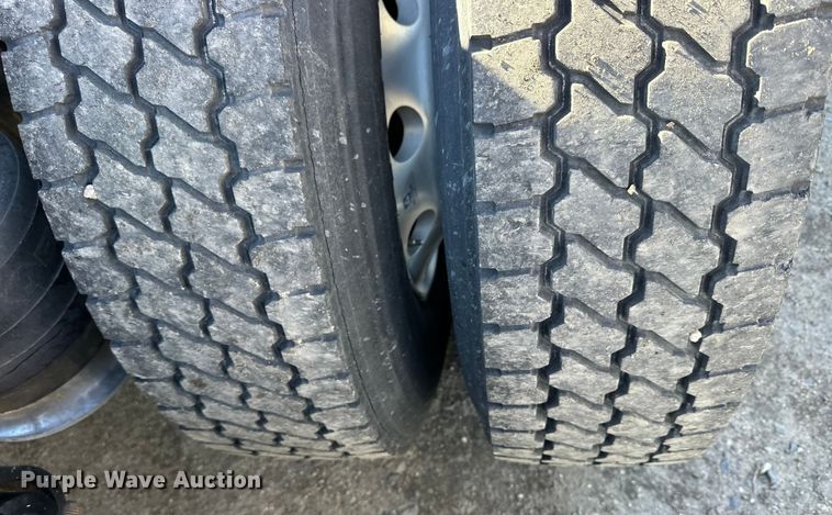 image for item NJ9388 2016 Freightliner  Cascadia semi truck