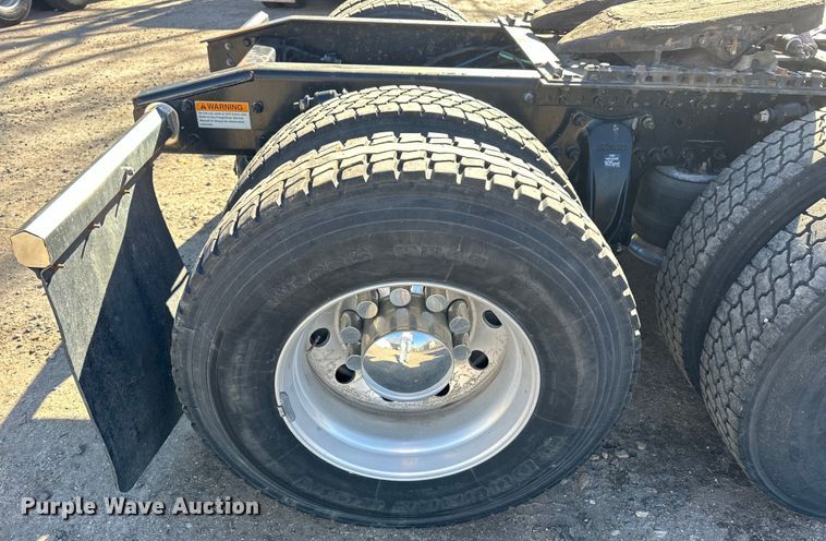 image for item NJ9388 2016 Freightliner  Cascadia semi truck