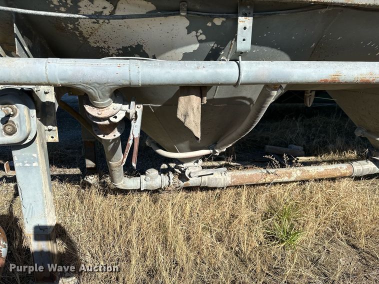 image for item NO9372 1969 Butler pneumatic dry bulk trailer