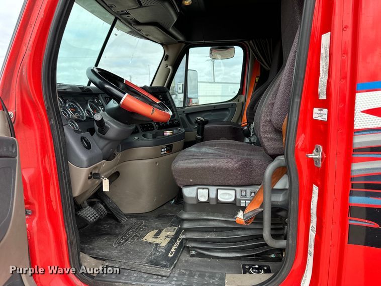 image for item OA9641 2016 Freightliner Cascadia semi truck