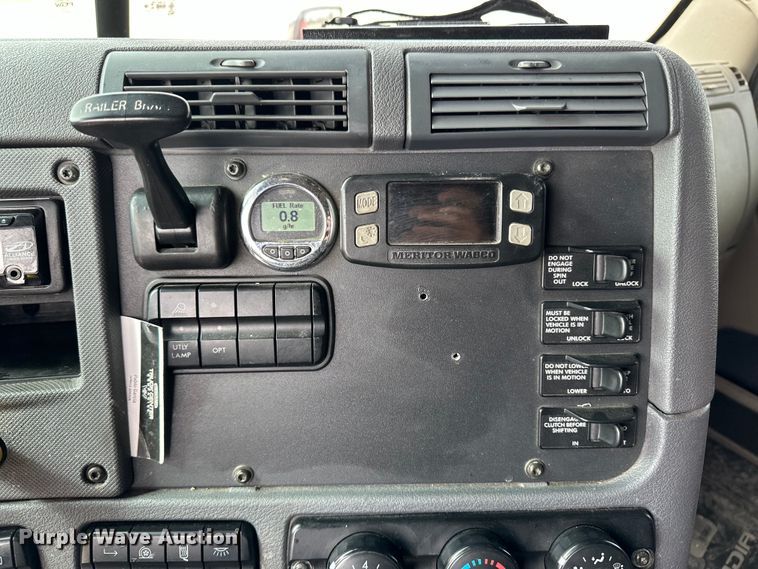 image for item OA9641 2016 Freightliner Cascadia semi truck