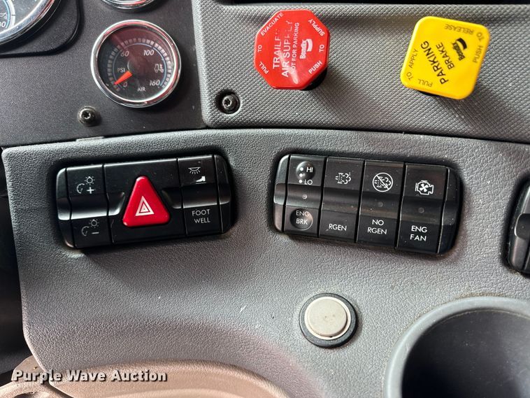 image for item OA9641 2016 Freightliner Cascadia semi truck