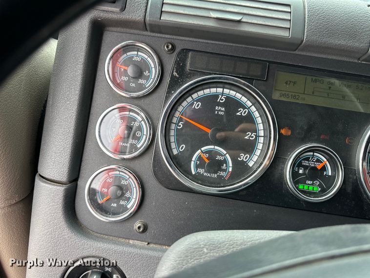 image for item OA9641 2016 Freightliner Cascadia semi truck