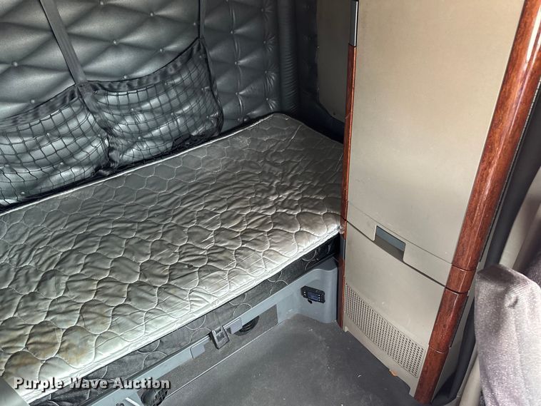 image for item OA9641 2016 Freightliner Cascadia semi truck