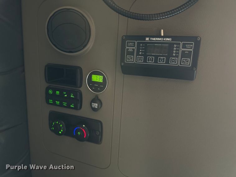 image for item OA9641 2016 Freightliner Cascadia semi truck