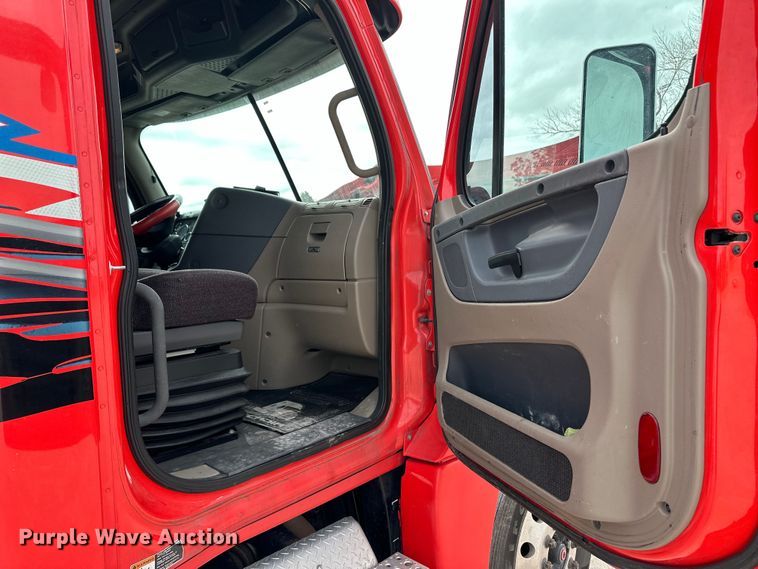 image for item OA9641 2016 Freightliner Cascadia semi truck