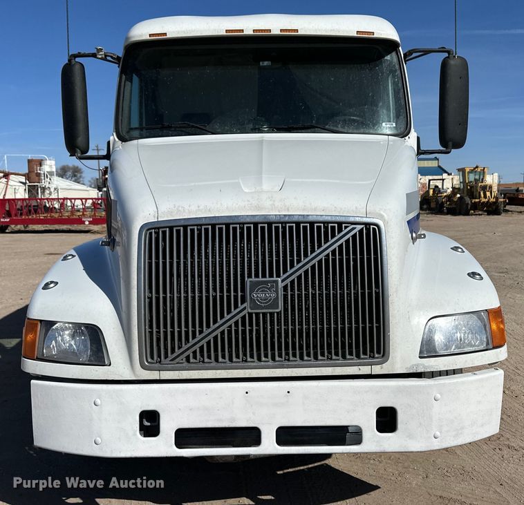 image for item OA9687 1999 Volvo semi truck