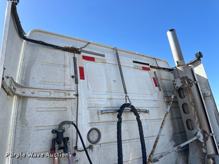 image for item OA9687 1999 Volvo semi truck