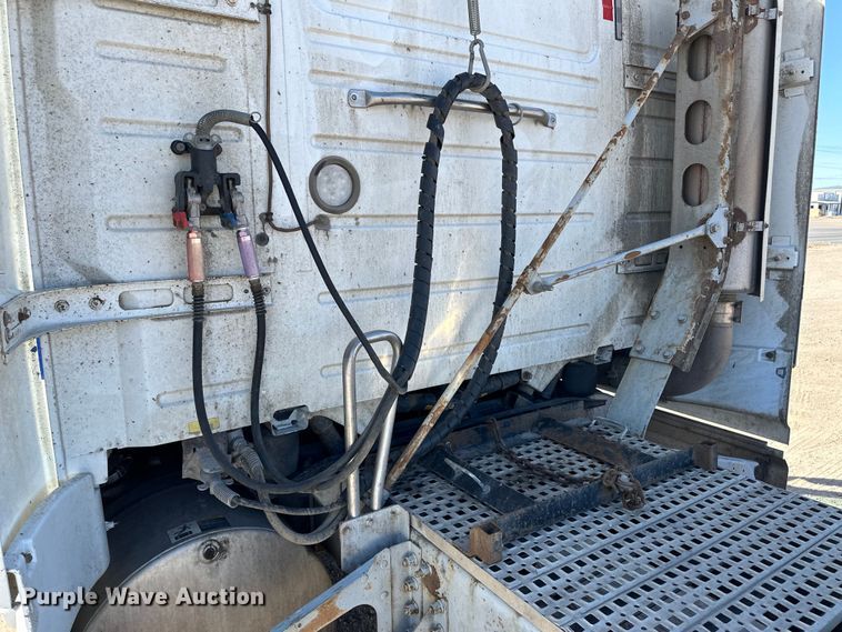 image for item OA9687 1999 Volvo semi truck