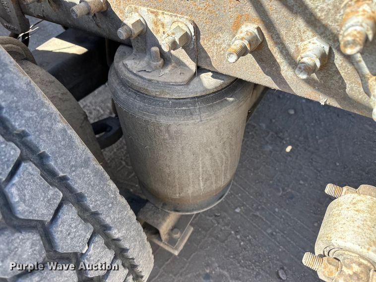 image for item OA9687 1999 Volvo semi truck