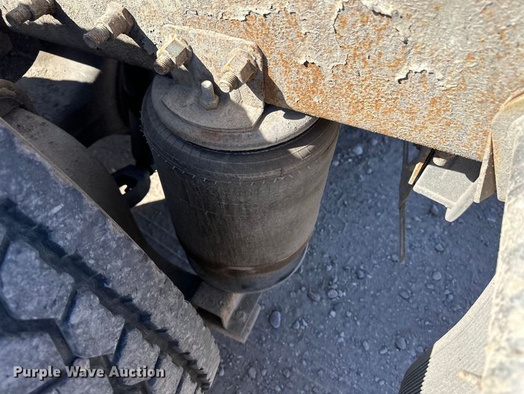 image for item OA9687 1999 Volvo semi truck