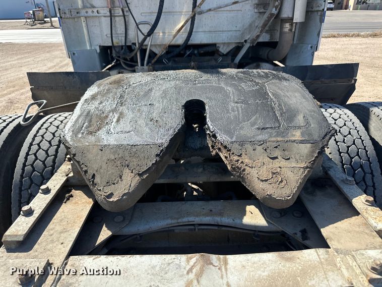 image for item OA9687 1999 Volvo semi truck