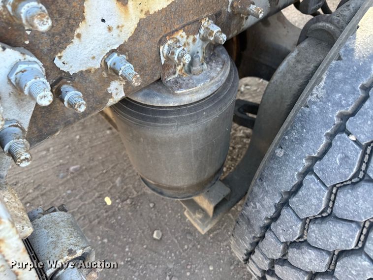 image for item OA9687 1999 Volvo semi truck