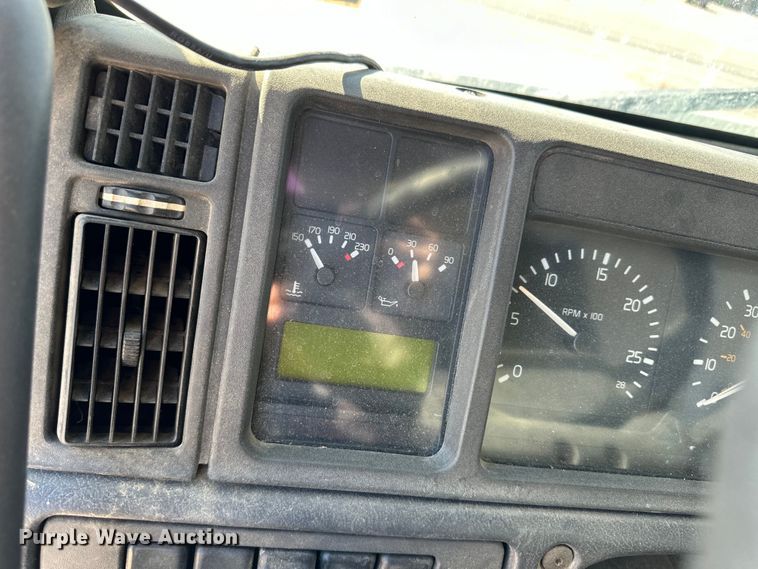 image for item OA9687 1999 Volvo semi truck