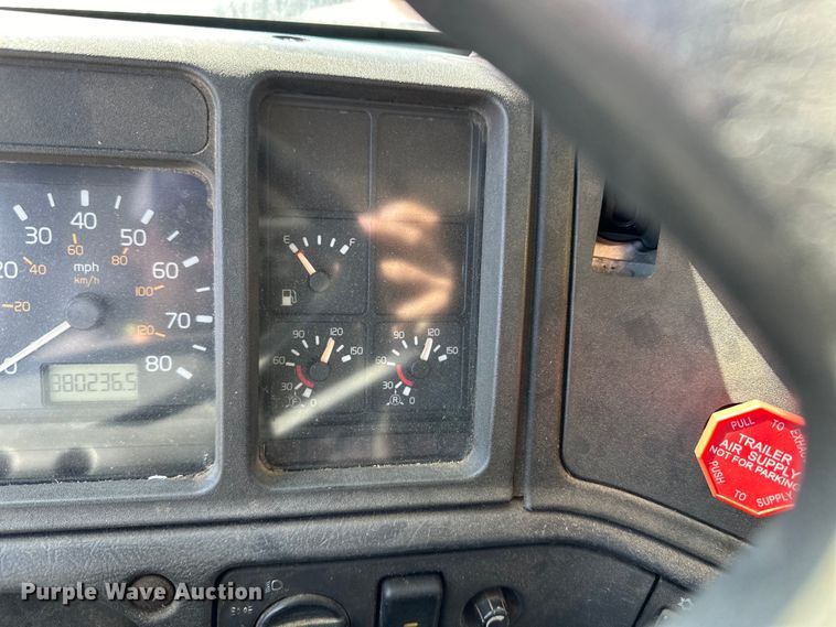 image for item OA9687 1999 Volvo semi truck