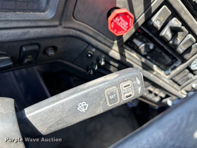 image for item OA9687 1999 Volvo semi truck