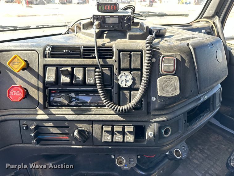 image for item OA9687 1999 Volvo semi truck