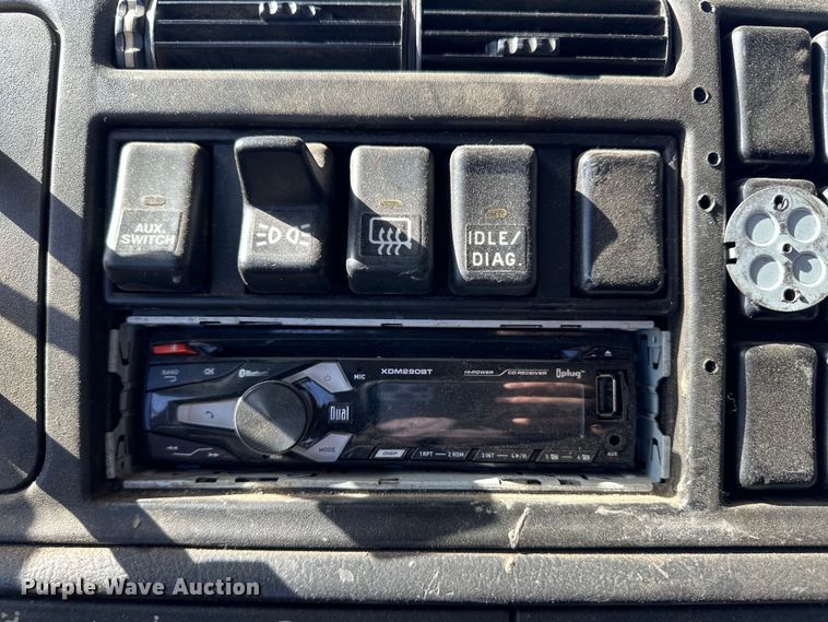 image for item OA9687 1999 Volvo semi truck