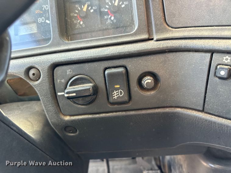 image for item OA9687 1999 Volvo semi truck