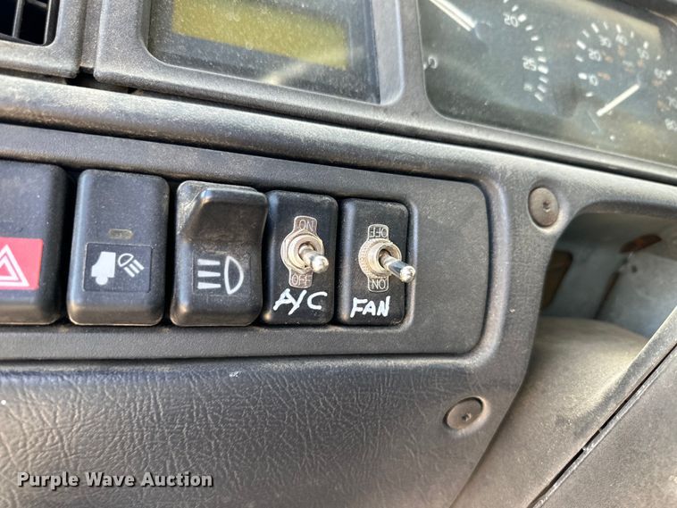 image for item OA9687 1999 Volvo semi truck