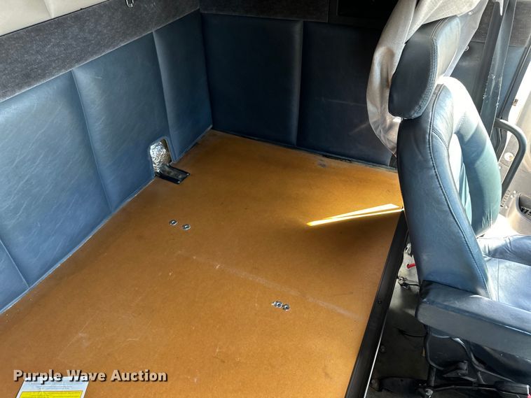 image for item OA9687 1999 Volvo semi truck