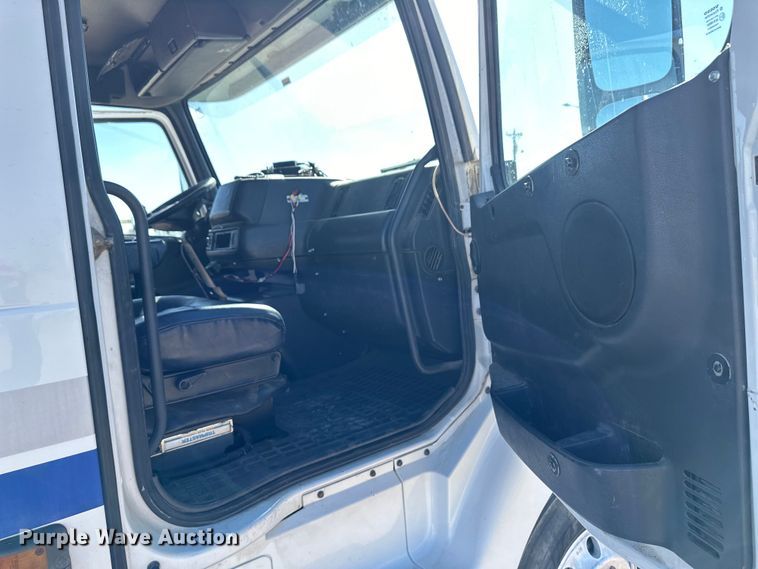 image for item OA9687 1999 Volvo semi truck