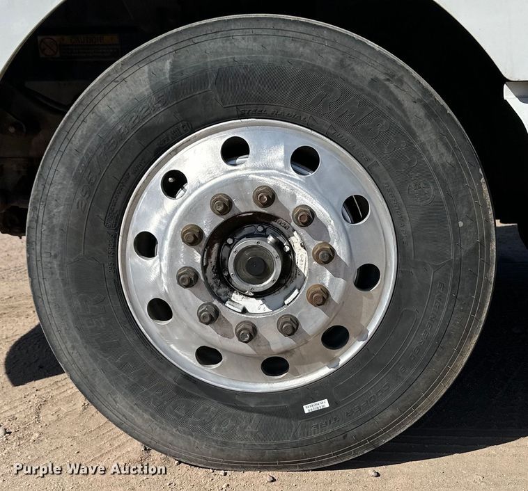 image for item OA9687 1999 Volvo semi truck