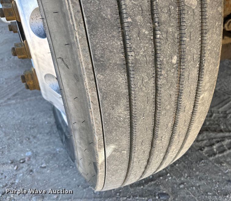 image for item OA9687 1999 Volvo semi truck