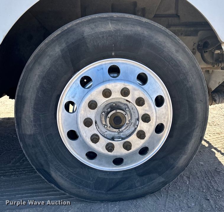 image for item OA9687 1999 Volvo semi truck