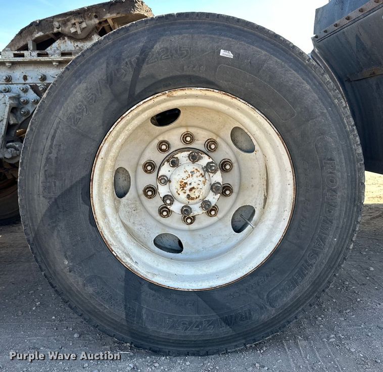 image for item OA9687 1999 Volvo semi truck