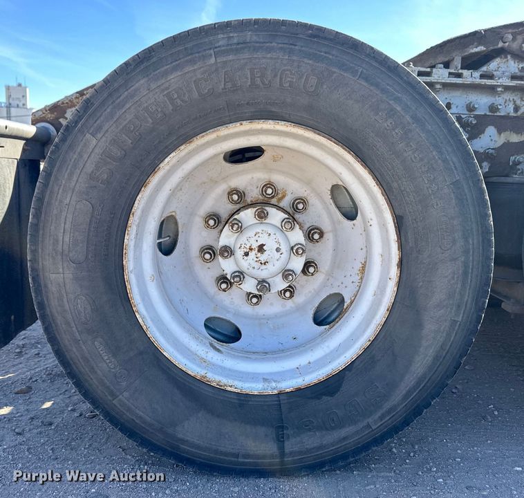 image for item OA9687 1999 Volvo semi truck