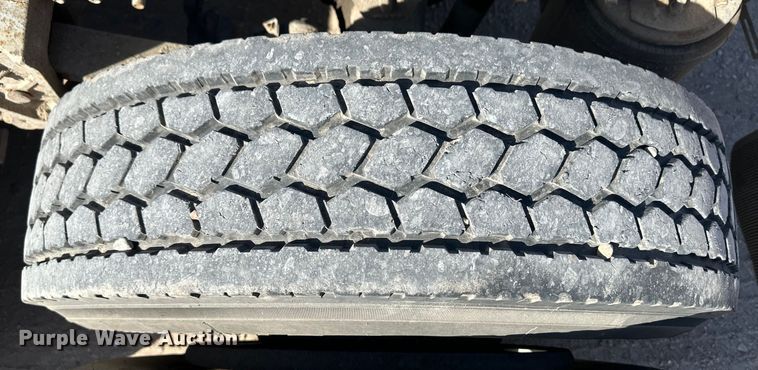 image for item OA9687 1999 Volvo semi truck