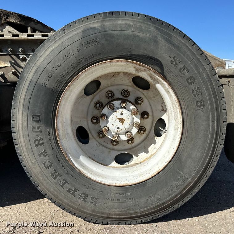 image for item OA9687 1999 Volvo semi truck