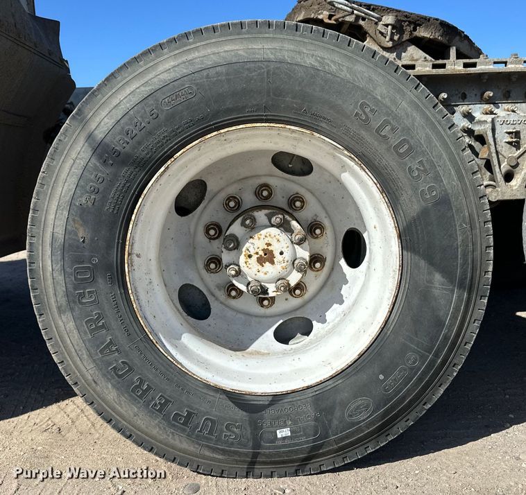 image for item OA9687 1999 Volvo semi truck