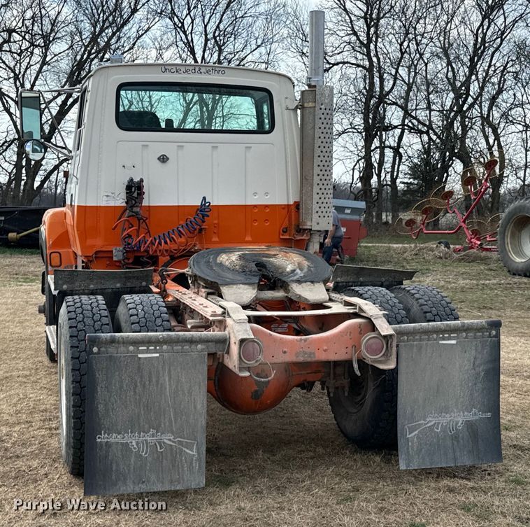 image for item OJ9674 1996 Ford L9000 Aeromax semi truck