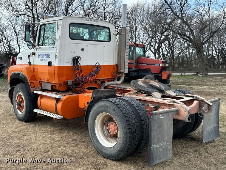 image for item OJ9674 1996 Ford L9000 Aeromax semi truck