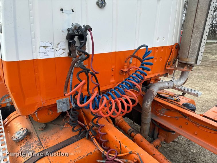 image for item OJ9674 1996 Ford L9000 Aeromax semi truck