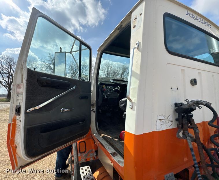 image for item OJ9674 1996 Ford L9000 Aeromax semi truck