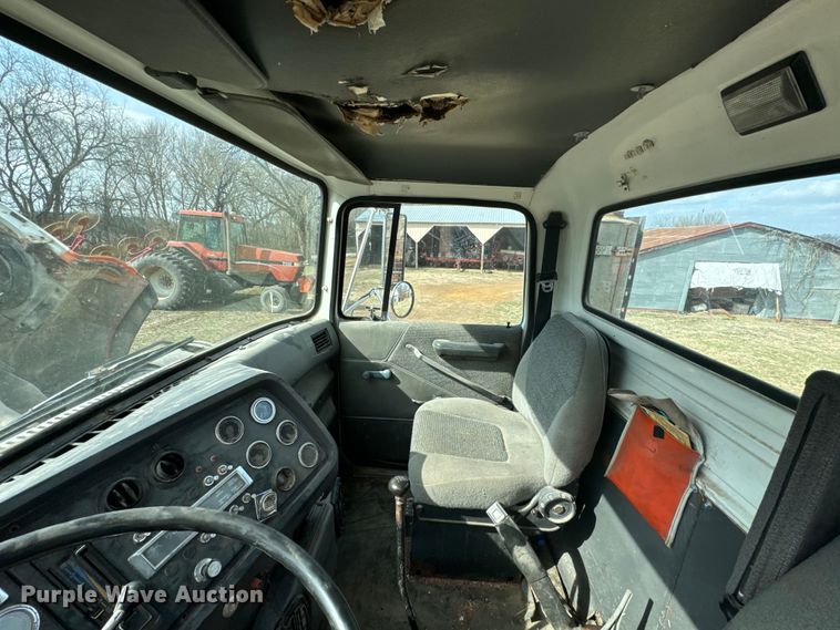 image for item OJ9674 1996 Ford L9000 Aeromax semi truck