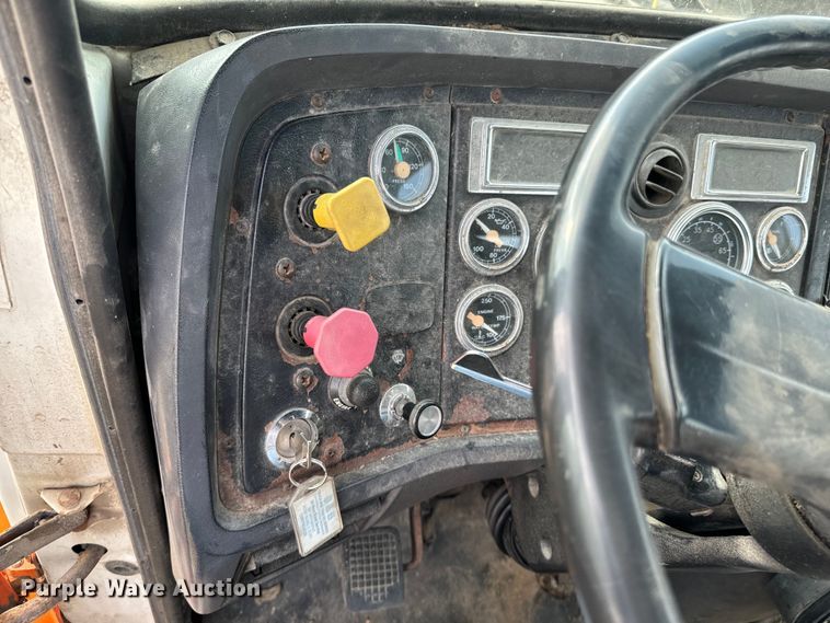 image for item OJ9674 1996 Ford L9000 Aeromax semi truck