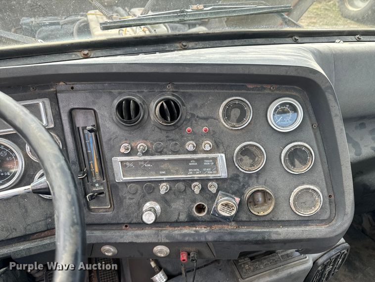 image for item OJ9674 1996 Ford L9000 Aeromax semi truck