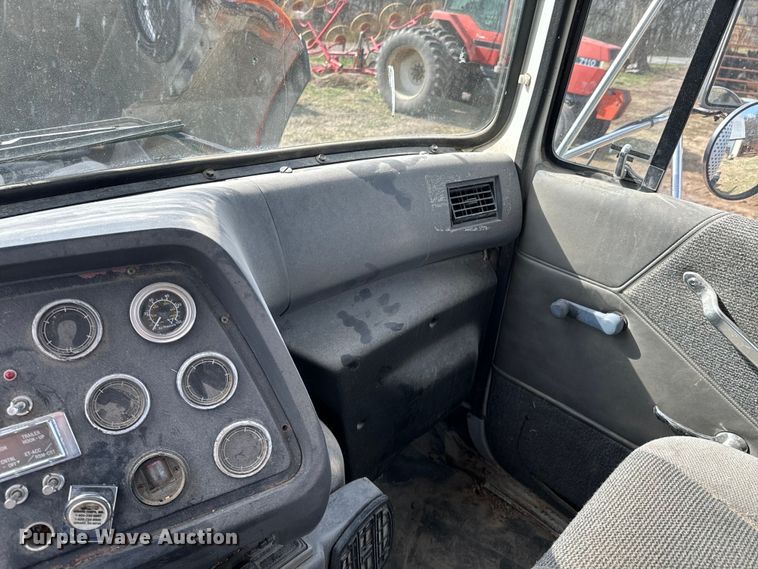 image for item OJ9674 1996 Ford L9000 Aeromax semi truck